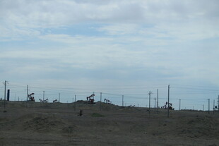 荒凉野外的电线杆景象