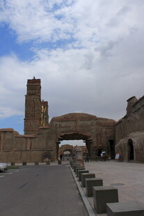 古老建筑拱门与塔楼景观