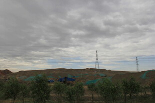 阴天旷野中的通信设施