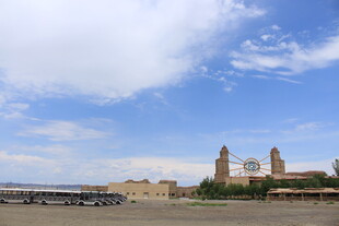 蓝天白云下的宏伟建筑