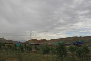 工地现场 工程机械与绿植