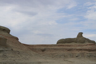 荒凉戈壁中的奇特地貌