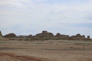 荒凉戈壁中的奇特地貌