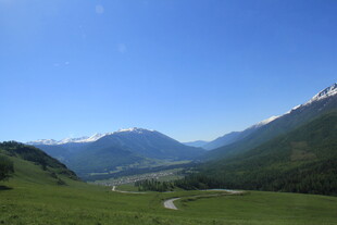 山间绿野 蓝天相伴美景