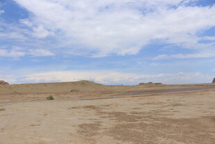 广袤沙漠与蓝天白云景观