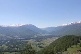 山间美景 远眺壮丽山峦