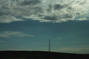 旷野上的孤塔与天空