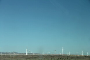 蓝天之下的风力发电机组