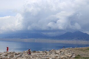 湖畔砾石滩的悠闲景致