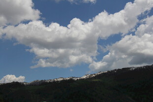 蓝天白云下的山峦美景