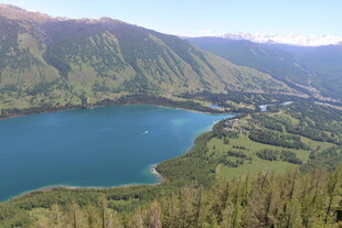 高山环抱的静谧蓝色湖泊