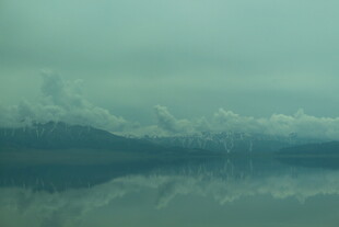 宁静湖面与远处朦胧山峦