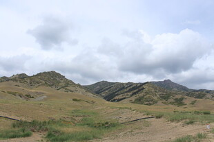 草原山丘间的壮阔风景
