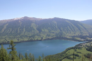高山环抱的静谧蓝色湖泊