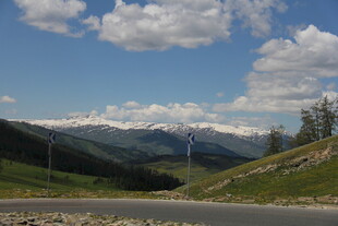 山间公路 蓝天白云美景