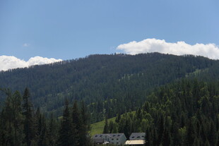 山林美景 蓝天白云相伴