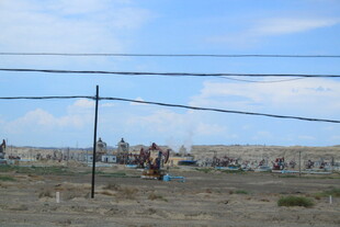 田野中的电力设施远景