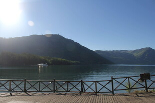 湖畔美景 远山与阳光相伴