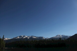 雪山蓝天森林壮美风光
