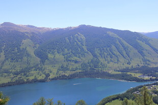 高山环抱的静谧蓝色湖泊