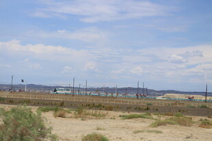 旷野中的电力设施远景