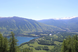 山间湖泊美景俯瞰