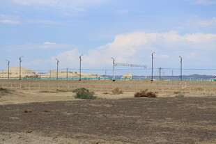 荒漠中的电力设施景观