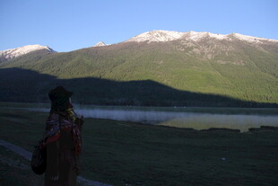 山间湖畔的骑行者