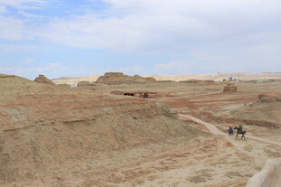 荒漠景观中的远足者