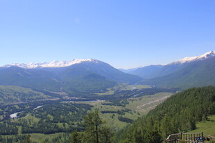 山间美景 绿意盎然的山谷