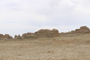 荒凉戈壁中的奇特土丘