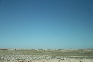 广袤无垠的开阔荒原景色