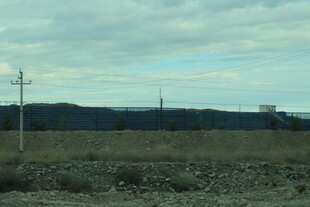 田野中的电线杆与远景
