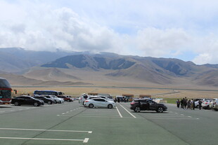 停车场中的车辆与远山景色