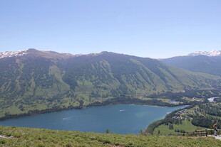 高山环抱中的静谧湖泊