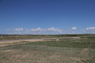 广阔草原上的蓝天美景