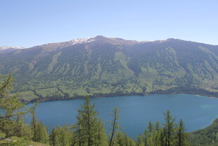 高山环绕的静谧蓝色湖泊