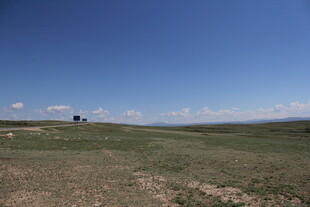 广阔草原上的蓝天美景