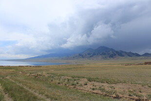 草原远山与乌云景观