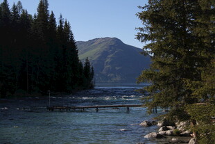 山间河畔的秀丽自然景致