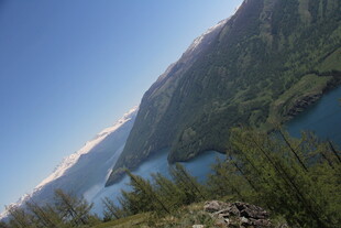 山间湖泊美景风光