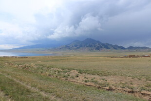 草原远山与乌云景观