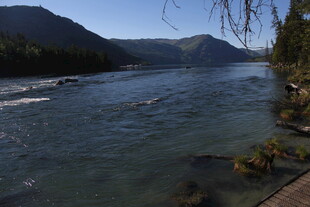 宁静河畔山水风光美景