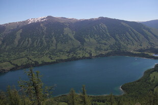 高山环抱中的幽蓝湖泊
