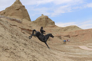 沙漠中骑手策马奔腾