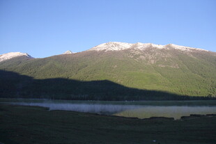 雪山下的宁静湖泊风光