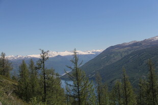 山林间的壮美山脉景观