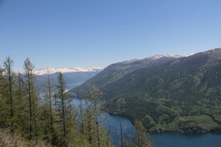 山间蓝湖与葱郁林木美景