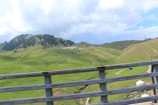 草原围栏边的美丽风光