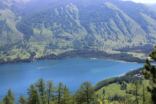 高山环抱中的幽蓝湖泊